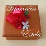 Cajas de madera decoradas con flores de porcelana