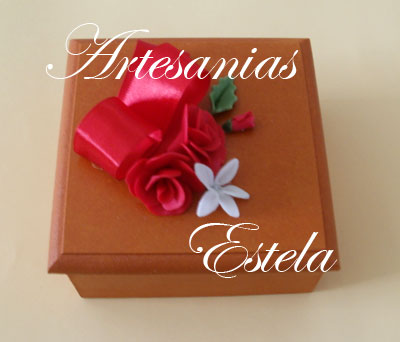 Cajas de madera decoradas con flores de porcelana