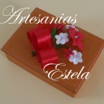 Cajas de madera decoradas con flores de porcelana