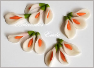 Flores de porcelana para souvenirs y tortas.